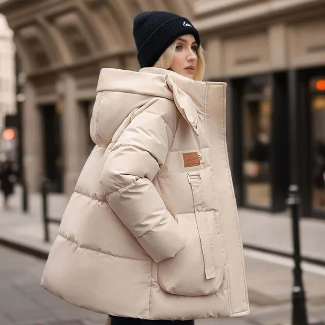 Ava | Dame Oversized Vatteret Jakke med Høj Krave og Spænde
