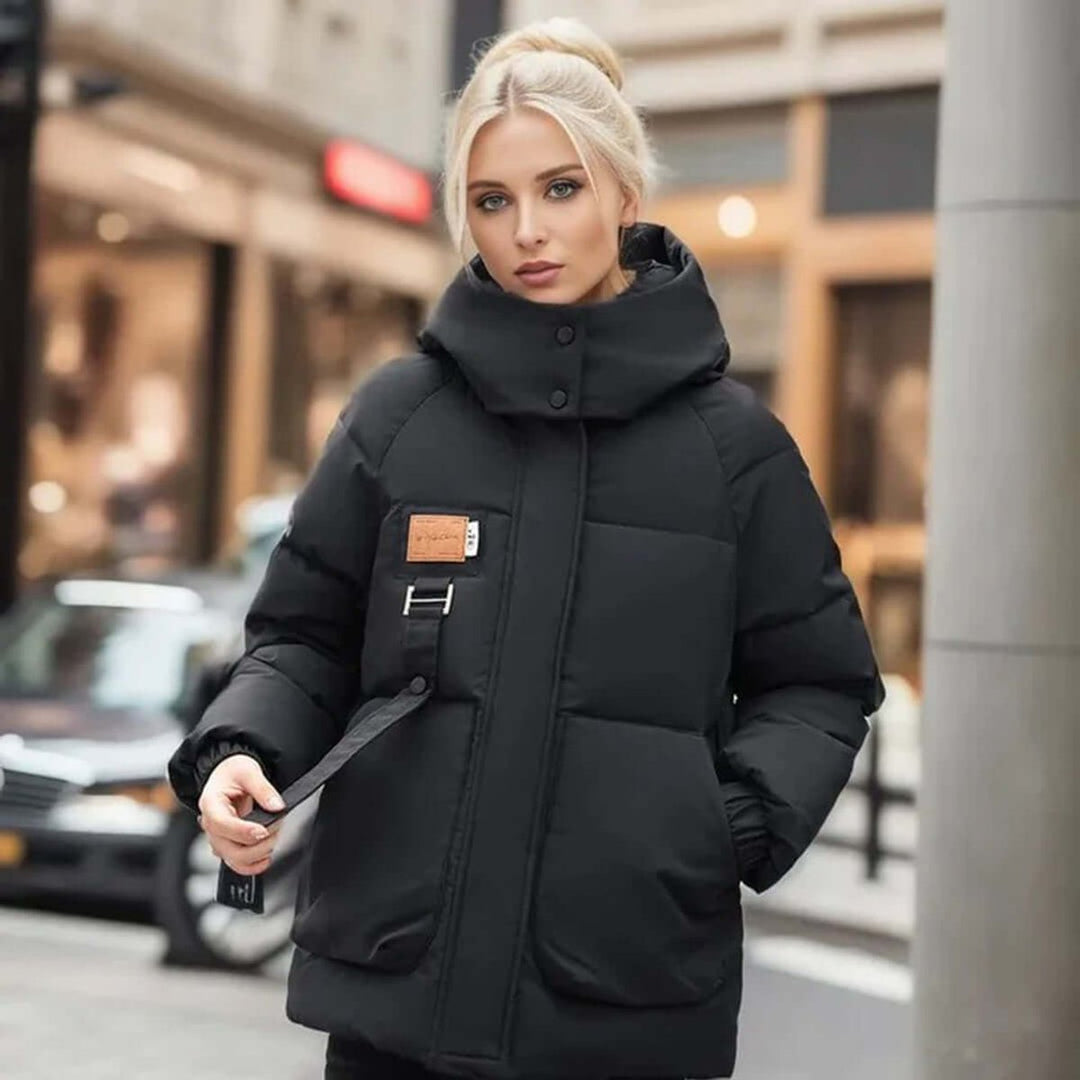Ava | Dame Oversized Vatteret Jakke med Høj Krave og Spænde