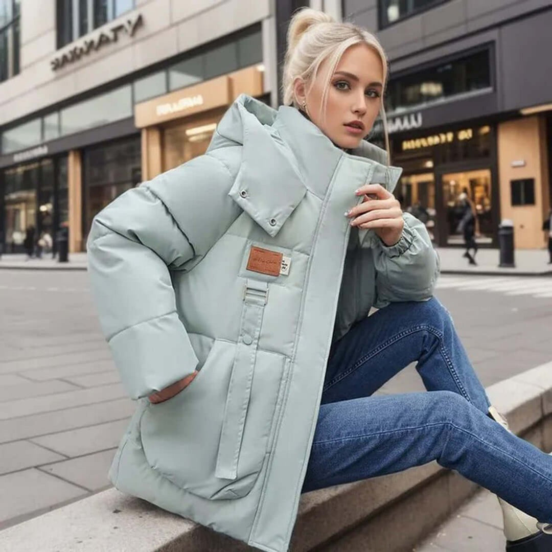 Ava | Dame Oversized Vatteret Jakke med Høj Krave og Spænde