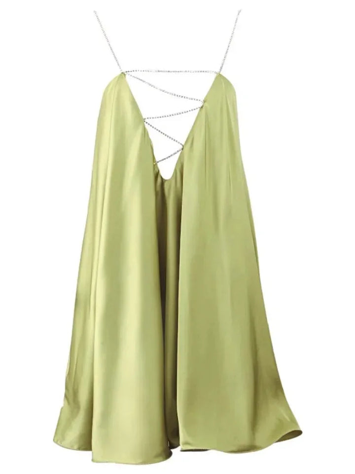 Robe courte fluidité chaîne décorative soirée
