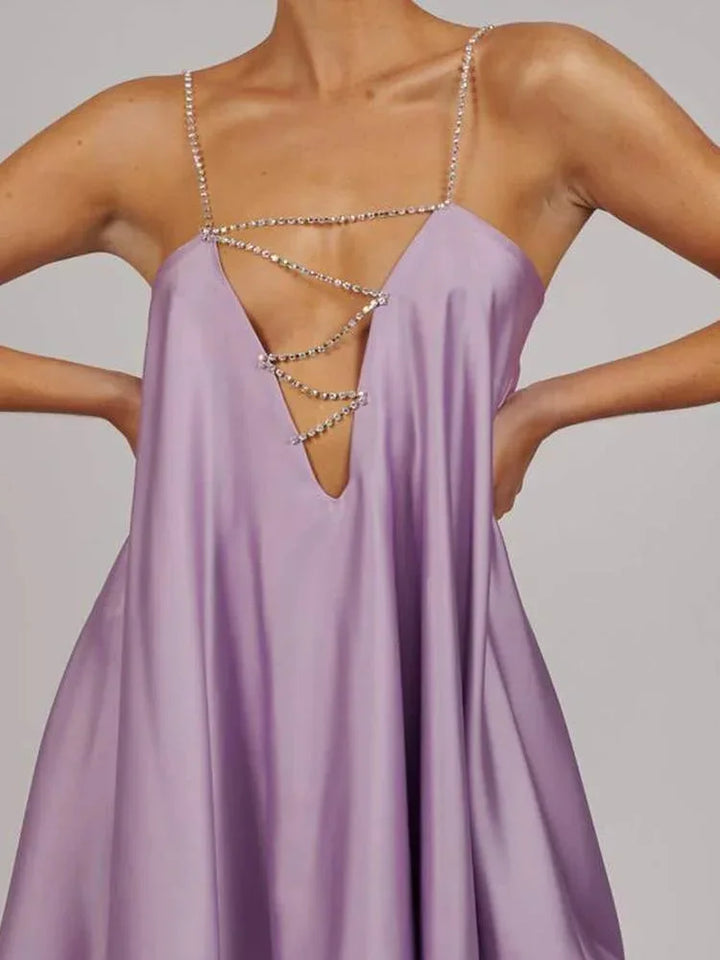 Robe courte fluidité chaîne décorative soirée