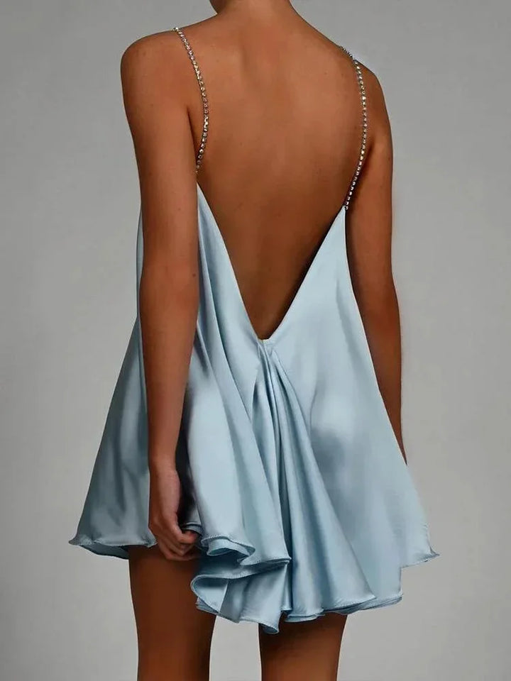 Robe courte fluidité chaîne décorative soirée