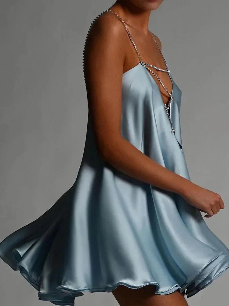 Robe courte fluidité chaîne décorative soirée