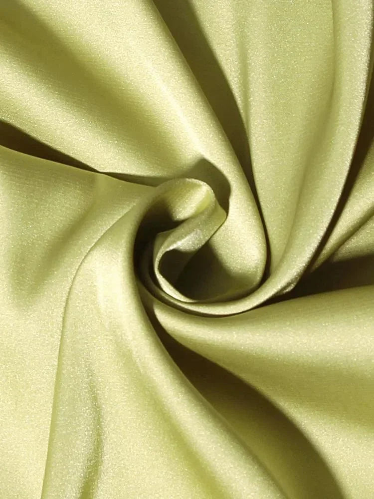 Robe courte fluidité chaîne décorative soirée