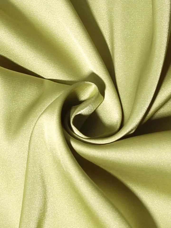Robe courte fluidité chaîne décorative soirée
