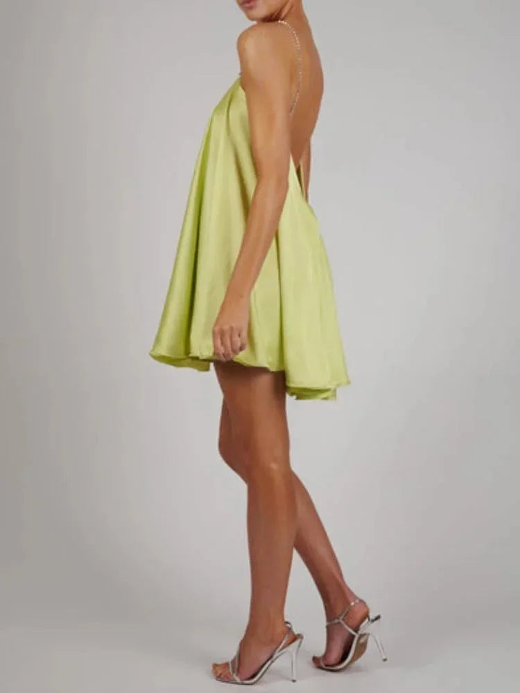 Robe courte fluidité chaîne décorative soirée