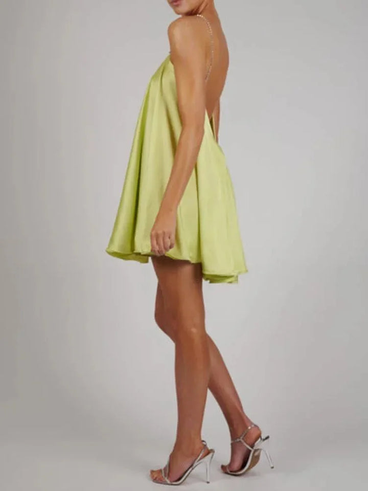 Robe courte fluidité chaîne décorative soirée
