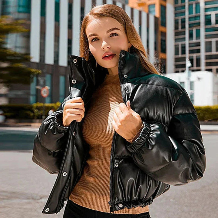 Sienna | Dame Kort Pufferjakke i Imiteret Læder med Hætte